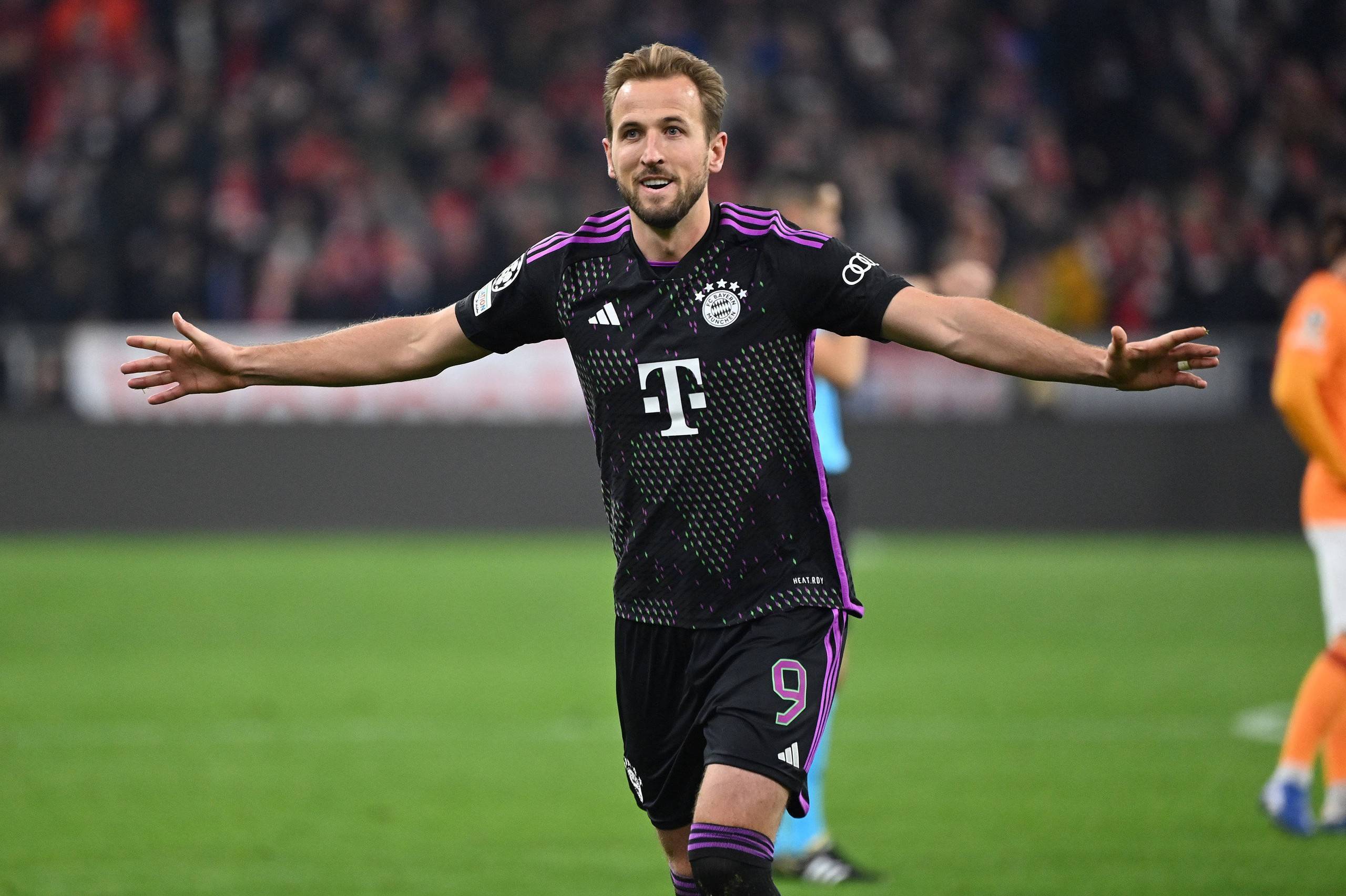 九游体育官网-赛前萨克拉门托国王备战法国杯阿扎伦卡在拜仁比赛中突破纪录，网友：集结日曼联调整名单以备欧超杯